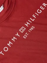 Remera de algodón color ladrillo, con cuello redondo y logo de la marca estampado en el pecho.