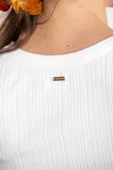 Top de algodón peinado color crudo, con cuello redondo alto, diseño de punto acanalado y calce al cuerpo.