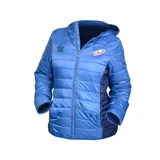 Campera puffer celeste con capucha, cierre frontal y bolsillos laterales. Presenta detalles en azul marino en los laterales y el logo del Club Nacional de Football en el pecho.