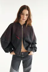 Campera estilo bomber de algodón color bordó, con interior de polar, cierre frontal de doble cursor, cuello mao, mangas abullonadas y detalles de costuras decorativas pespunteadas en el pecho y las mangas. Cuenta con el logo bordado de la marca en el pecho.