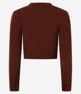 Blusa cropped color marrón, confeccionada en tejido de punto chenille texturizado, de corte ajustado, cuello redondo y mangas largas.