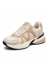 Zapatilla urbana York con diseño chunky, combinada en tonos beige, tostado y detalles en negro y gris. Confeccionada con paneles de malla transpirable y superposiciones sintéticas, cuenta con suela gruesa amortiguada y cordones tono sobre tono.