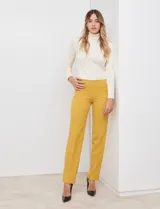 Pantalón de vestir amarillo mostaza, marca Zac & Rachel, de corte recto. Presenta bolsillos simulados con cierre metálico en la parte delantera y bolsillos ojal simulados en la parte trasera.