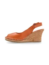 Sandalias de cuero color suela con cuña de yute, punta cerrada y hebilla de ajuste al tobillo. Diseñadas en Uruguay y fabricadas en Turquía.