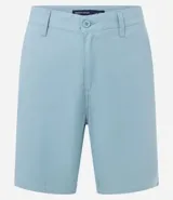 Bermuda masculina de sarga en color blanco, con cierre frontal de botón y cremallera, trabillas para cinturón y bolsillos laterales.