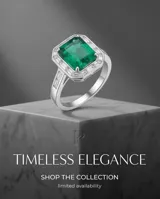 Anillo de plata 925 con piedra central rectangular verde de raíz de esmeralda, rodeada de circonias.