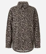 Camisa de corte oversized confeccionada en denim de algodón, con estampado animal print. Presenta cuello camisero, cierre frontal abotonado, manga larga y bolsillo en el pecho.