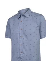 Camisa de manga corta color azul con estampado sutil, cuello camisero y botones de madera en el frente.