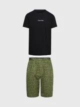 Conjunto de pijama Calvin Klein compuesto por una remera negra de cuello redondo con logo estampado en el pecho y un short verde con estampado tipográfico de la marca.