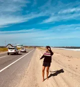 Sweater negro con diseño geométrico en blanco, rosa y amarillo en la parte superior.