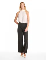 Pantalón de corte wide leg en color gris, con cintura alta y detalle de pretina prolongada con hebilla metálica lateral. Presenta costuras verticales frontales y cierre con gancho interno.
