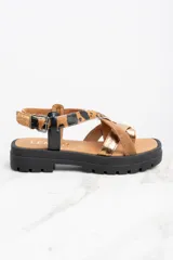 Sandalia de cuero con plataforma, tiras cruzadas de cuero color marrón y dorado animal print.