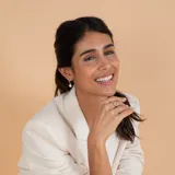 Medio aro de oro 18k con perla de cultivo colgante. Diseño minimalista y elegante.