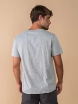 Remera de manga corta y cuello redondo color gris melange, de corte clásico.