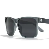 Lentes de sol Sunski modelo Puerto, con montura cuadrada color gris y lentes polarizados negros.