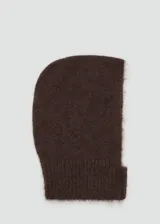 Gorro tipo pasamontañas color marrón oscuro, con diseño envolvente que cubre la cabeza y el cuello.