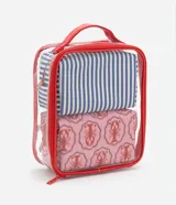 Set de tres neceseres: uno grande transparente con ribetes rojos y dos rectangulares internos. Uno rectangular tiene estampado de rayas verticales azules y blancas, y el otro tiene estampado de langostas rojas sobre fondo rosado.