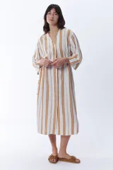 Vestido camisero midi con rayas verticales color camel sobre fondo blanco, cuello camisero y mangas 3/4.