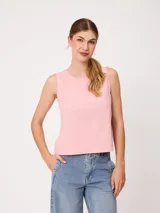 Musculosa de lino color verde claro, con cuello redondo y diseño holgado.