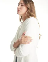 Blazer de crepe Dictionary, con cuello solapa, abertura frontal y mangas tres cuartos con detalle fruncido. Cuenta con bolsillos delanteros y forro interno.