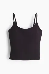 Top deportivo de corte ajustado con breteles finos ajustables y soutien integrado con relleno extraíble. Confeccionado en tejido funcional con tecnología SoftMove para mayor suavidad y DryMove para absorción de sudor, con costuras planas antifricción y bajo elástico.