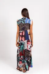 Vestido largo sin mangas de cuello alto, con estampa abstracta multicolor, volados en las mangas y falda con volado inferior.