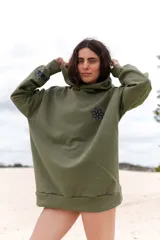Canguro verde militar con capucha y cordón ajustable, con estampado de flor azul en el pecho y texto bordado en la manga izquierda.