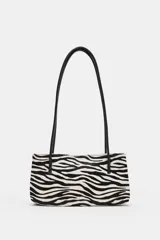 Bolso de hombro de piel con textura, diseño de estampado animal tipo cebra en blanco y negro, doble asa fina de hombro en color negro y cierre con botón imantado.