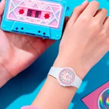 Reloj analógico Casio con caja de resina blanca, bisel rosado y esfera de color claro con números multicolores. Cuenta con malla de resina blanca y resistencia al agua de 100 metros.