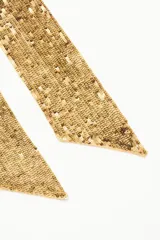 Pashmina larga y estrecha, completamente cubierta de lentejuelas doradas brillantes, diseñada para anudarse al cuello.
