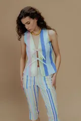 Pantalón capri a rayas verticales en tonos pastel, confeccionado en gabardina elastizada.