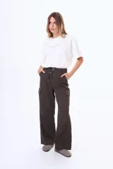 Remera de algodón color blanco, de corte holgado y manga corta, con estampado gráfico en la espalda que incluye dibujos de limones, una jarra, un vaso y un lazo.