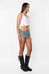 Microshort tiro bajo con estampado pata de gallo en tonos verdes y blancos.