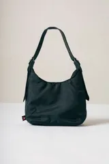 Cartera tipo hobo de diseño minimalista en color negro, con correa ajustable y cierre superior.