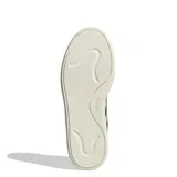 Championes urbanos Adidas modelo Urban Courtblock, de diseño inspirado en el tenis. Presentan una base blanca con detalles en verde oscuro y amarillo en las icónicas tres tiras laterales, y refuerzos de gamuza gris en la puntera y el talón. Cuentan con suela de goma y cierre de cordones.