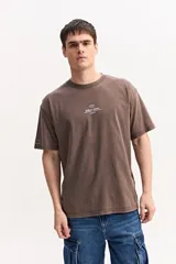 Remera oversize de algodón color celeste, con cuello redondo, manga corta y estampa sutil en el frente.