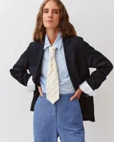 Corbata fina de algodón color blanco con rayas diagonales amarillas y grises, de diseño clásico y elegante.