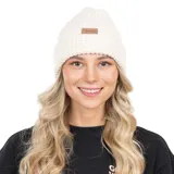 Gorro tipo beanie de punto acanalado en color blanco, con doblez y parche de cuero sintético con logo de la marca en el frente.