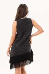 Vestido corto de tejido con hilo combinado con lúrex, de silueta recta y escote redondo, sin mangas, con flecos en el ruedo dispuestos en diagonal.