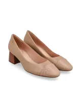 Zapato de tacón medio modelo Marcela, color visón, confeccionado en cuero graneado con puntera en cuero con textura reptil. Cuenta con tacón ancho efecto madera, puntera redondeada y pequeño aplique metálico dorado con el logo de la marca en el talón.