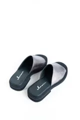 Sandalias chatas de cuero color peltre, fabricadas en Uruguay.