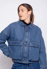 Campera de jean azul con fit holgado, bolsillos frontales grandes, elástico en la cintura y forro interior de corderito.