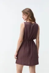 Vestido corto negro sin mangas, con escote drapeado y lazo fino para ajustar en la cintura.