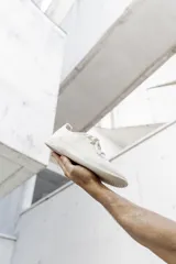 Zapatilla de diseño minimalista confeccionada en lana merino, con cordones al tono y suela de EVA. Presenta un estilo atemporal y versátil, ideal para uso diario.