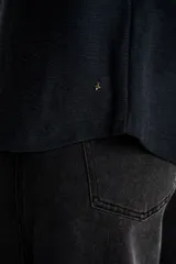 Sweater blanco de algodón peinado con elastano, de calce oversize y mangas largas.