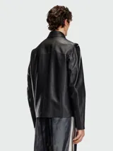 Campera de cuero negro con cierre frontal, cuello camisero y bolsillos con cierre en el pecho y laterales.