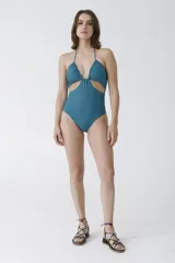 Malla enteriza negra con diseño cut-out en los laterales y escote halter con fruncidos.