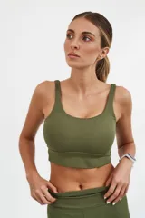 Top deportivo verde oliva con espalda cuadrada y corte ancho debajo del busto.