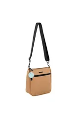 Bandolera negra con logo "TRENDY" en relieve en la parte superior y en la parte inferior. Cuenta con un bolsillo frontal con cierre y un charm colgante de color celeste.