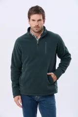 Buzo de polar azul con cuello alto y cierre frontal parcial. Presenta un bolsillo vertical con cierre en el pecho y bolsillos laterales, ideal para abrigo en climas fríos.